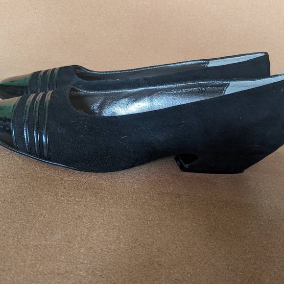 Velvety vintage 80s suede low pump with unique curved heel - Picture 3 of 10